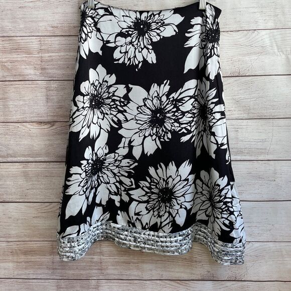 CHICOS‎ BLACK AND WHITE FLORAL SKIRT WITH LATTICE HEM - Picture 1 of 6